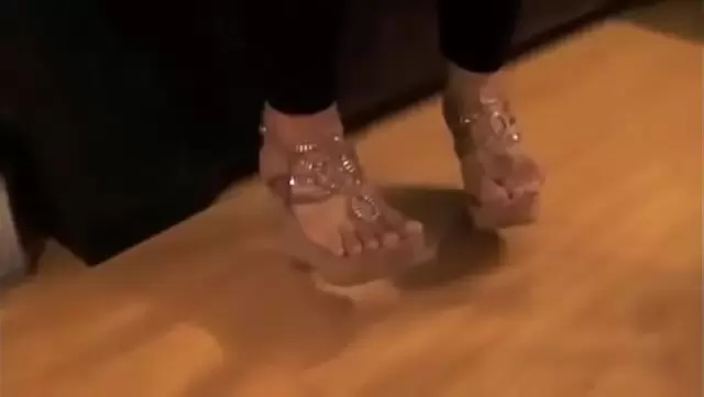 Weißes Girl präsentiert ihre geilen Beine.