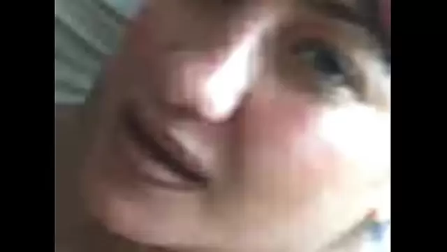 Reife, weiße Lady in einem echten Video.