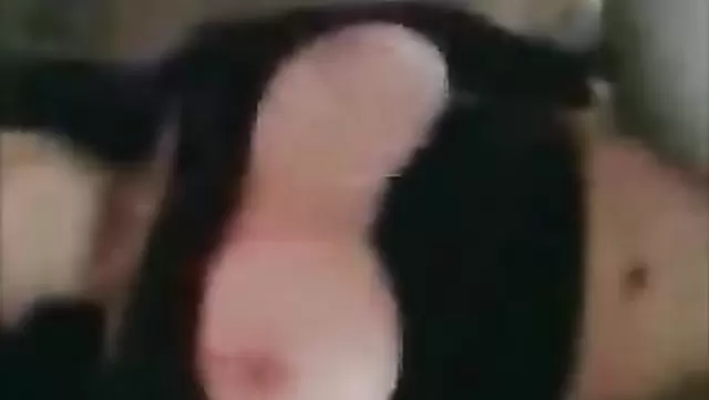 Eine weiße Frau betrügt ihren Mann mit ihrem Nachbarn.